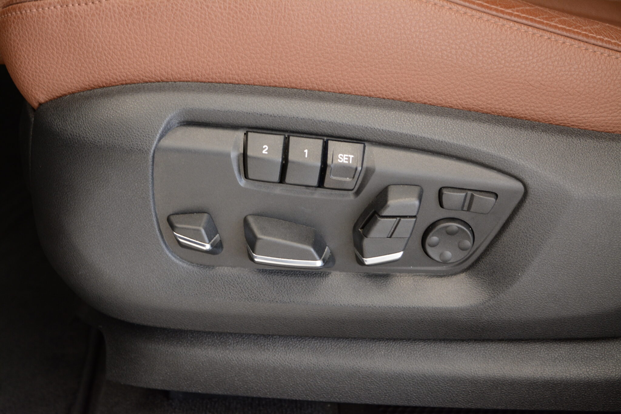 2016 BMW X6 xDrive50i | 1-Owner - Brown Interior