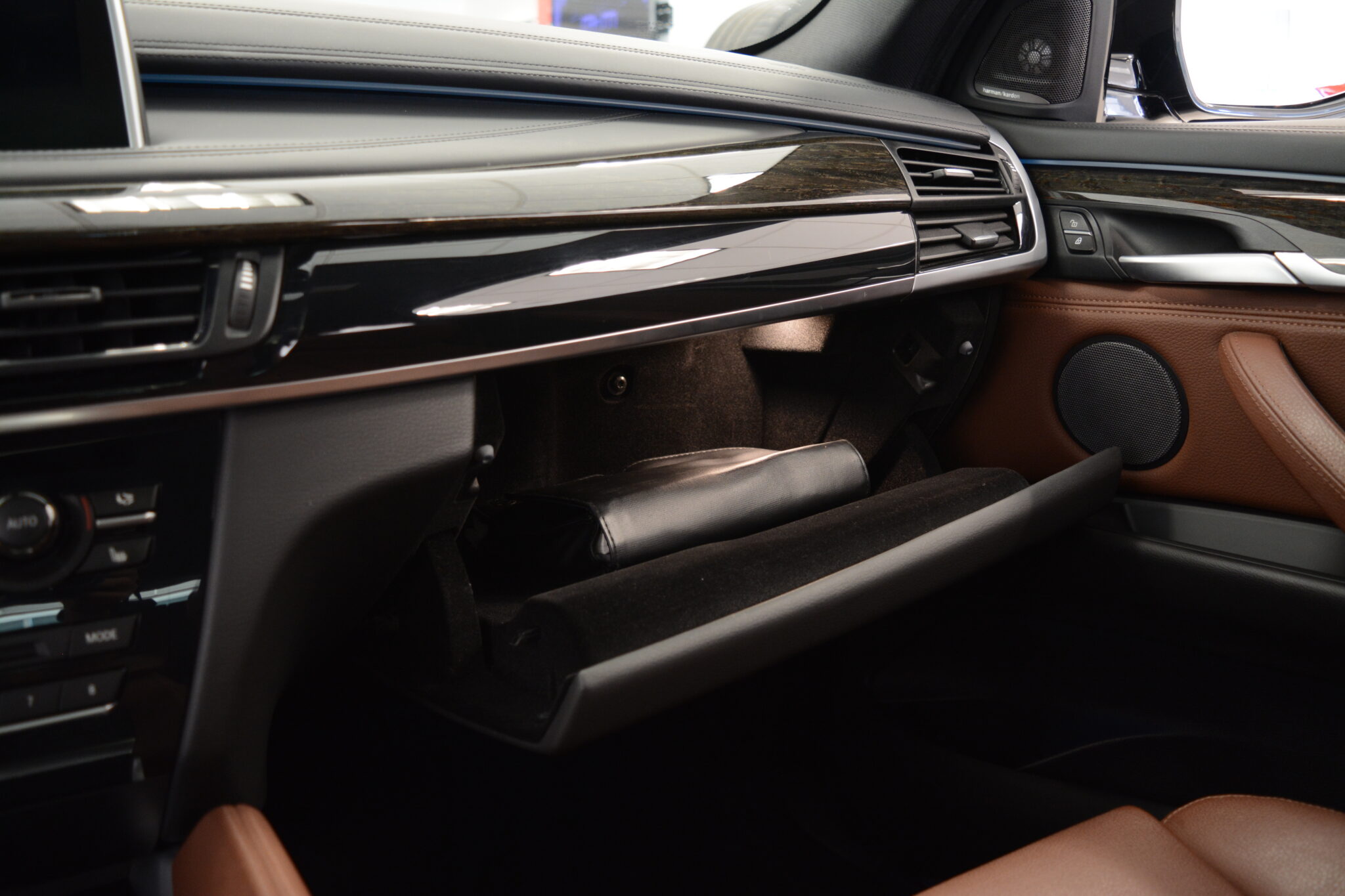2016 BMW X6 xDrive50i | 1-Owner - Brown Interior